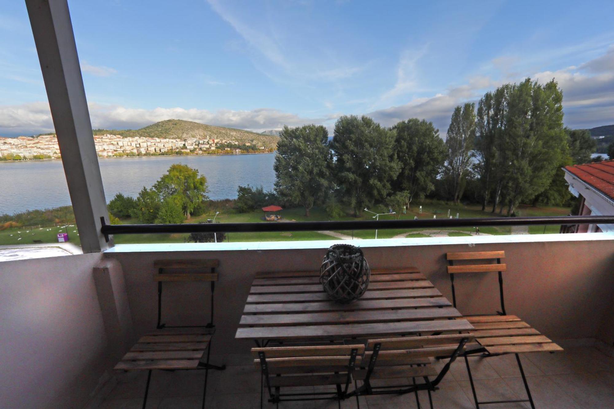 Swan Lake Front Apartment Kastoria Luaran gambar